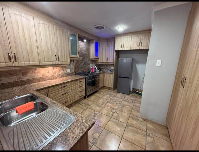 4 BEDROOM HOUSE FOR SALE IN ROOIHUISKRAAL